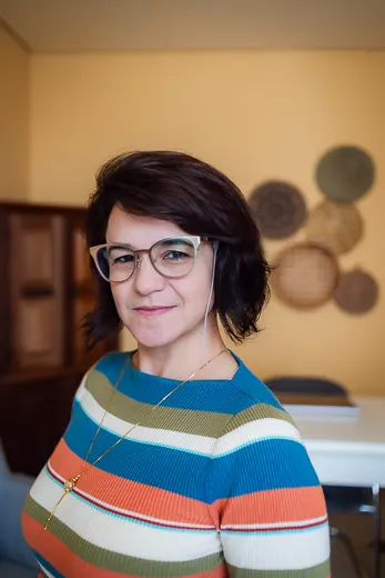 Retrato de Melissa Teixeira, psicóloga, com expressão acolhedora