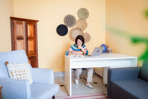 Consultório de psicologia de Melissa Teixeira em São José dos Campos, com poltronas e decoração acolhedora